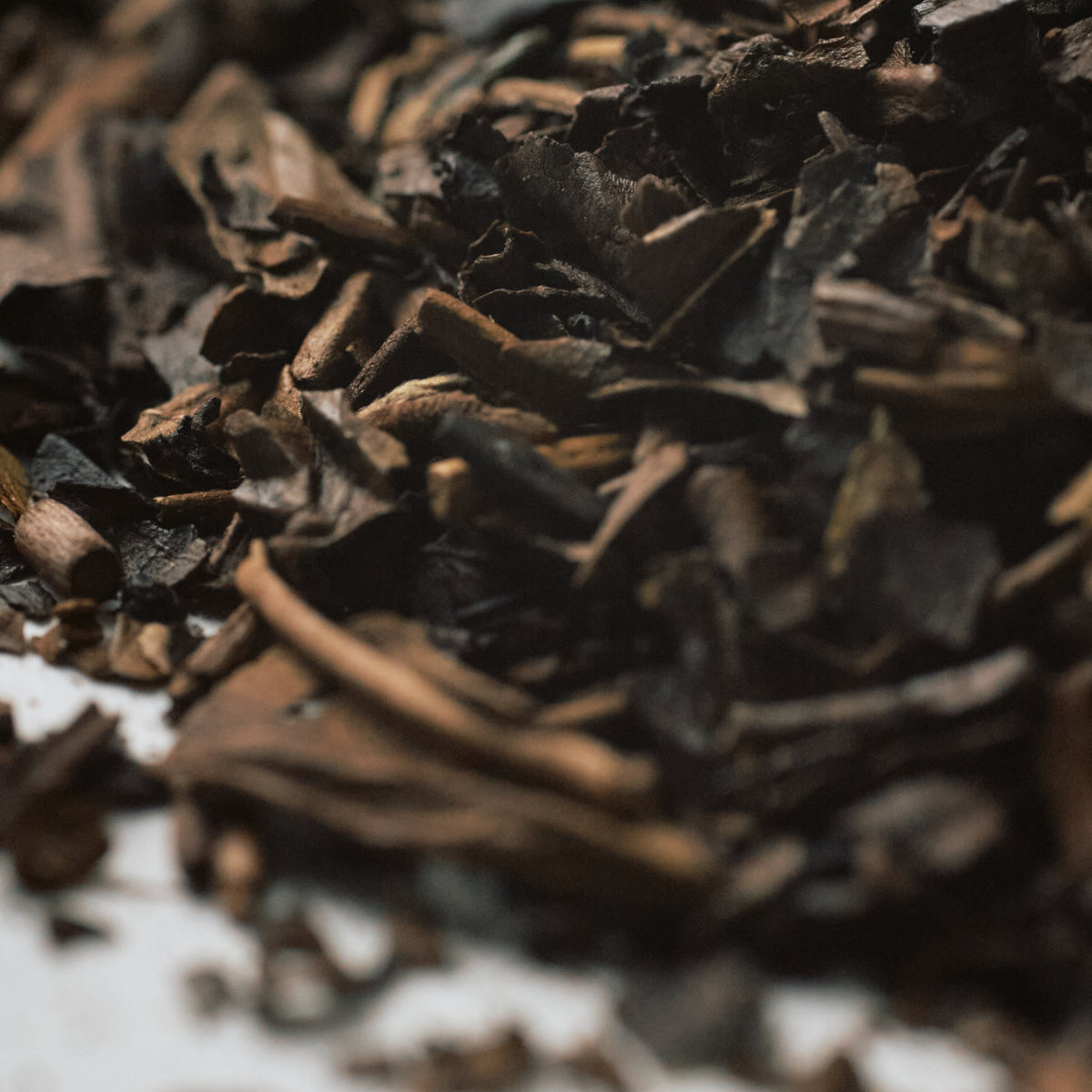 NO. 365 黄櫨 (KORO) Specialty Hojicha Teabags – roasted tea leaves, close up
